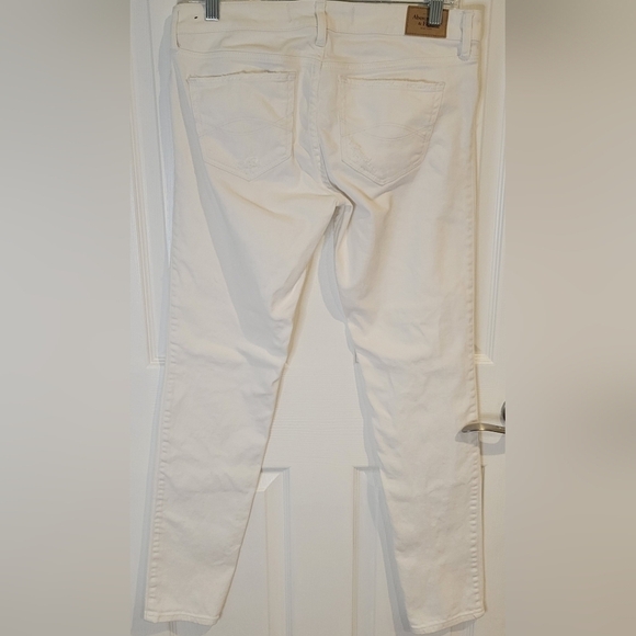 A&F Ladies White Jean's - Picture 6 of 8